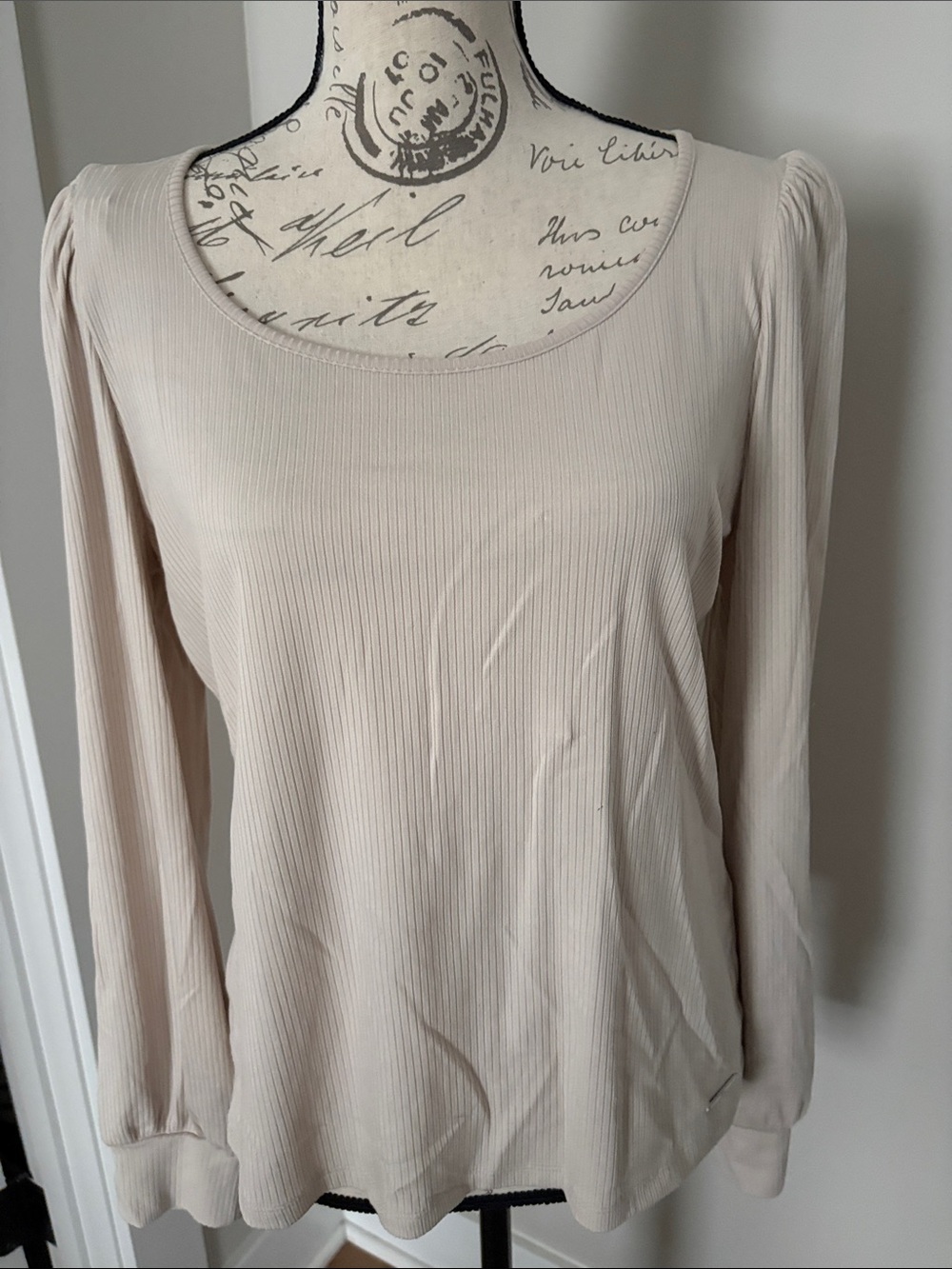 Elie Tahari Large Cream Ribbed Long-Sleeve Scoop Neck Top